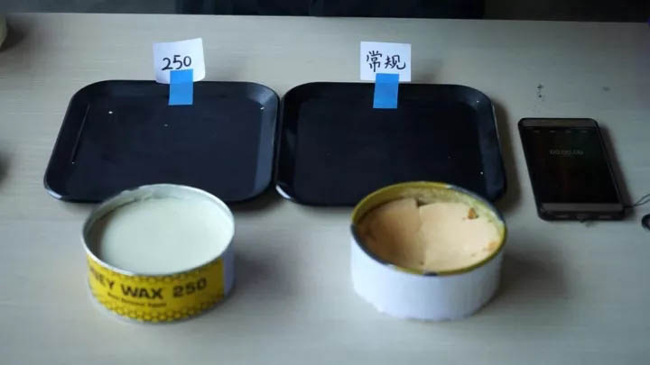 等待模具靜靜放置10-15分鐘，使脫模蠟充分滲透至模具表面