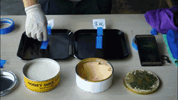同一時間使用蜜蠟250的模具在差不多2秒后就掉落在桌面上，但使用常規(guī)蠟的模具還是牢牢地穩(wěn)固貼在模具上，附著力十分強，由此可見使用蜜蠟250的脫膜效果更勝一籌。