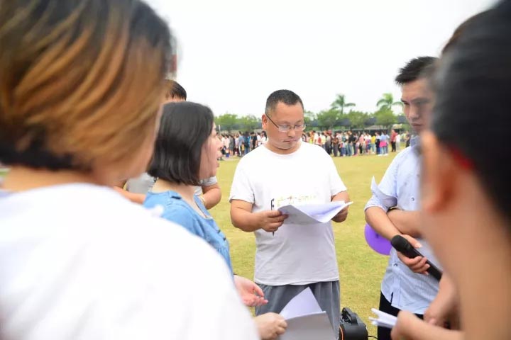 口哨發(fā)令、旗幟落下，比賽的完美呈現(xiàn)，離不開裁判員的辛苦付出，低調(diào)是他們的代名詞