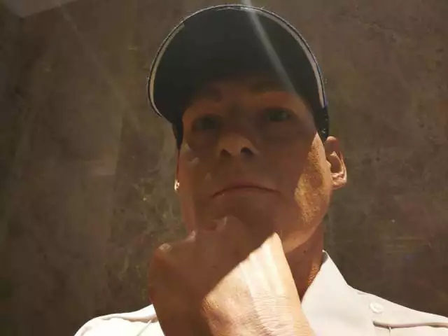凌厲的眼神流轉(zhuǎn)，目光如炬，手掌的青筋清晰暴出，歲月的紋路無情橫亙——樹脂雕塑《站崗》