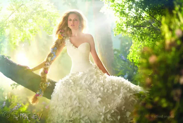 假若將玻璃鋼船艇比喻成一位女生，那么膠衣就是她華美的衣裳！