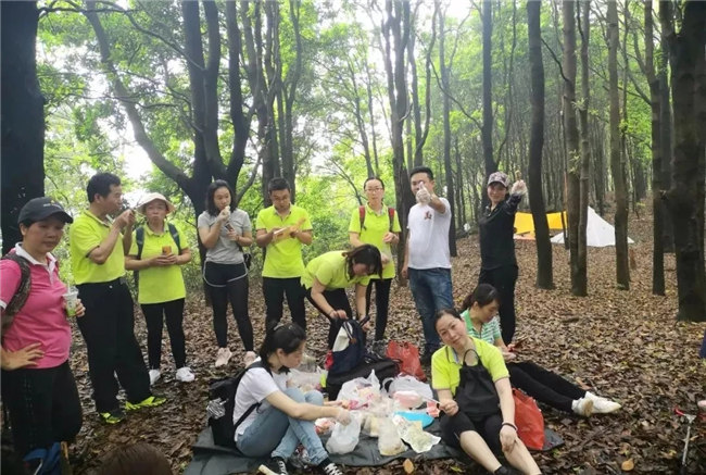 博皓人勞作過(guò)后，分享、享受美食