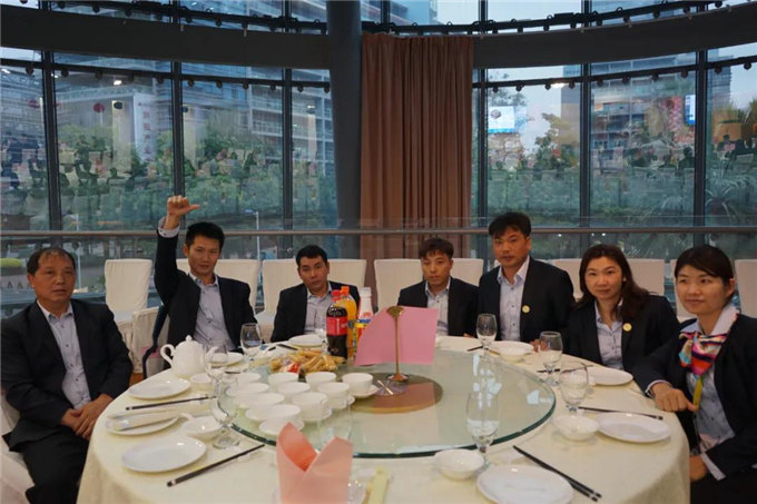 博皓家人們歡聚一堂，把酒言歡，開懷暢飲-4