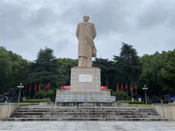 湖南大學，毛主席雕像